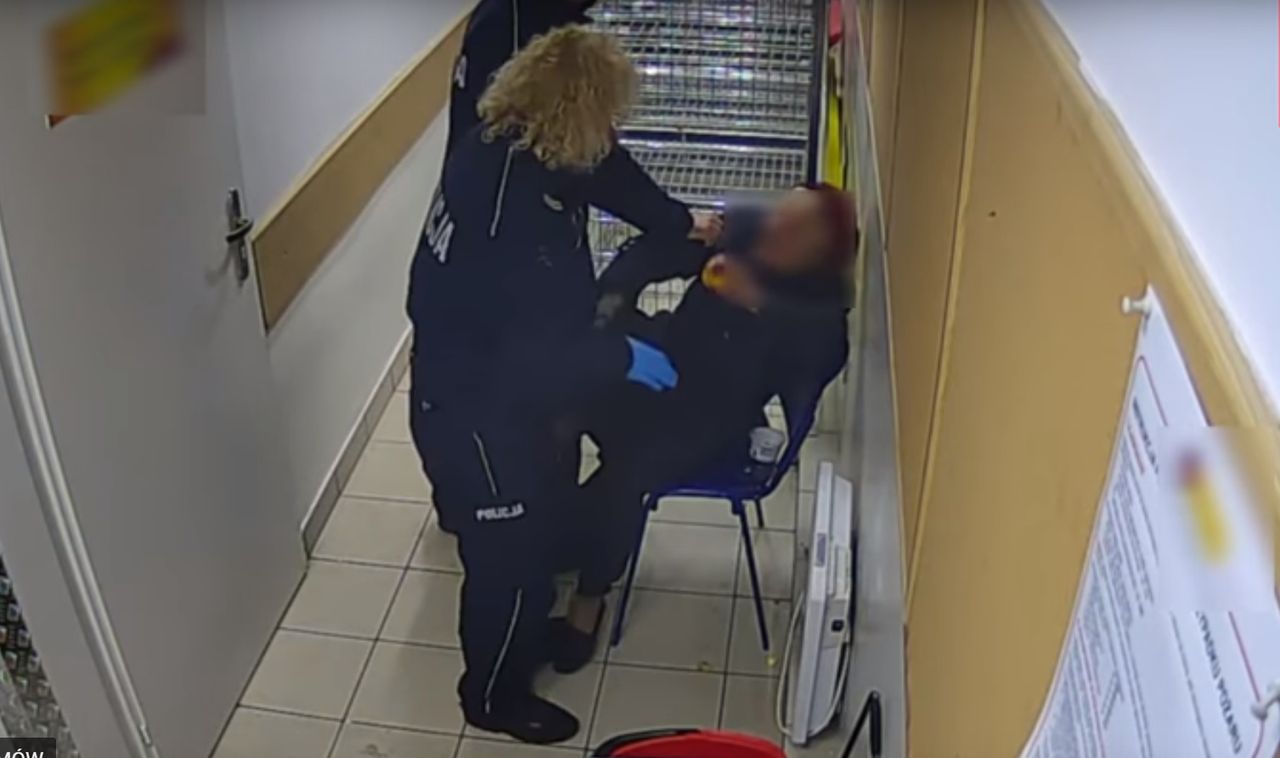 Bulwersujące sceny we Wrocławiu. Policjanci pobili emerytkę, bo przyłapano ją na kradzieży jedzenia
