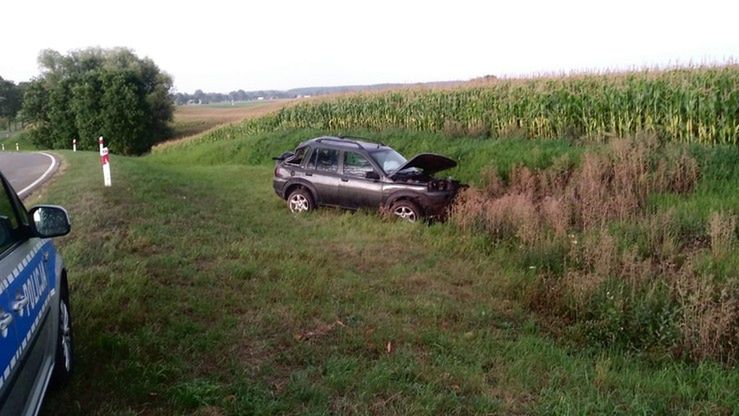 Ełk. Pijana matka jechała odebrać dziecko z koloni. Dachowała na drodze