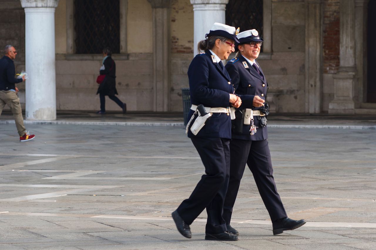 Nowy regulamin straży miejskiej w Wenecji rozbawił włoskie media. Funkcjonariuszki mają obowiązek… nosić bieliznę