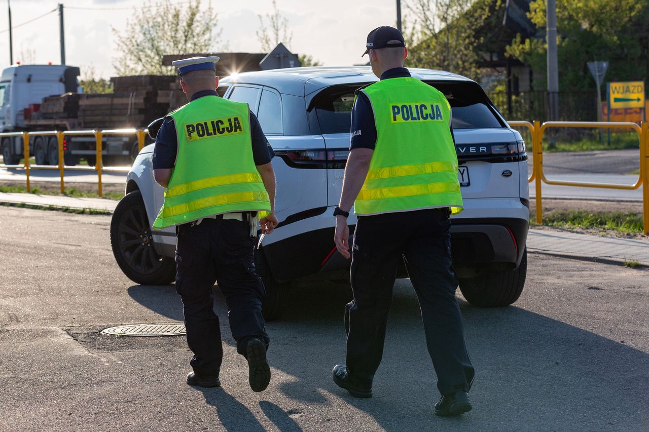 Policja pochwaliła się uratowaniem psa. Teraz internautki chcą być zatrzymane przez funkcjonariusza ze zdjęcia