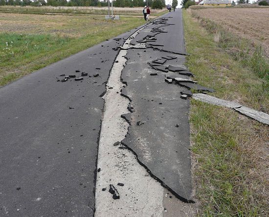 Nietrzeźwy rolnik zaorał asfalt