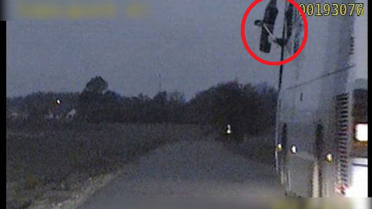 Wrocław. Miotłą trzymał lusterko i tak prowadził autobus pełen pasażerów.