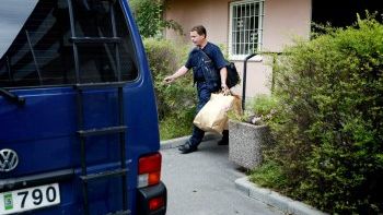 Policyjni eksperci zabezpieczają dowody w Tullinge, gdzie mieszka podejrzany
