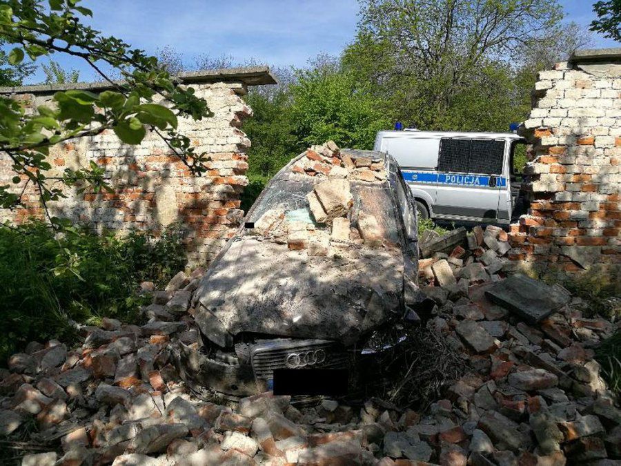 Kierowca Audi przebił mur klasztoru. Szuka go policja