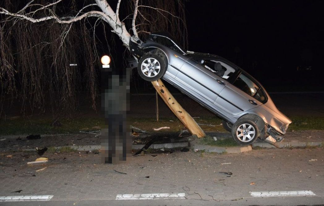 21-latek „zaparkował” bmw na brzozie. Był pijany