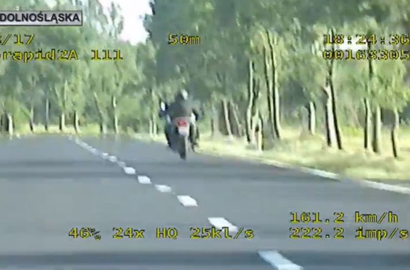 Motocyklista przekroczył dozwoloną prędkość o ponad 70 km/h. Policja odebrała mu uprawnienia