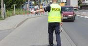 Auto staranowało policjanta. Trzech zatrzymanych po pościgu