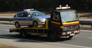 Drogówka zatrzymała dowód kierowcy opla, ale to radiowóz odjechał na lawecie