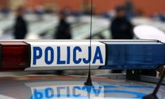 Dała dziecku kluczyki do zabawy. Maluch zatrzasnął się w aucie