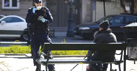 Koronawirus w Polsce. Policja wypisuje mniej mandatów. Nowe wytyczne