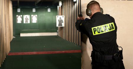 Poznań. Ponad 70 proc. policjantów oblało egzamin ze strzelania. Nie zdało ponad tysiąc osób