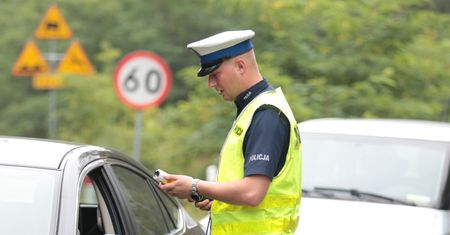 Kierowca mustanga próbował przejechać policjantkę