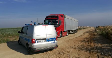 Policja zatrzymała kierowców ciężarówek na gorącym uczynku. Chcieli wyrzucić 100 ton śmieci