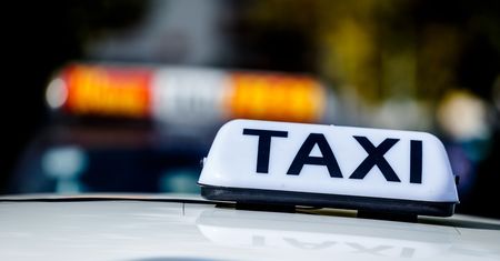 Pijany taksówkarz wiózł dwóch pasażerów. Doszło do wypadku