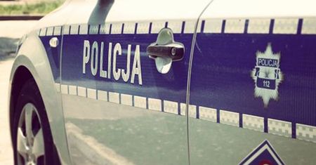 Pijany ojciec wiózł swoje dzieci w wieku 3 i 6 lat. Pił też w czasie jazdy