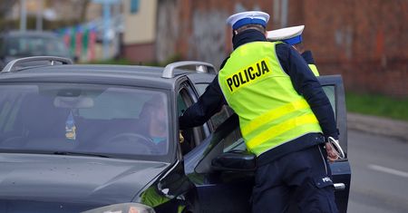 Kuriozalne zachowanie w Ostrołęce. Kierowca Hondy nie wiedział, że rozmawia z policjantem