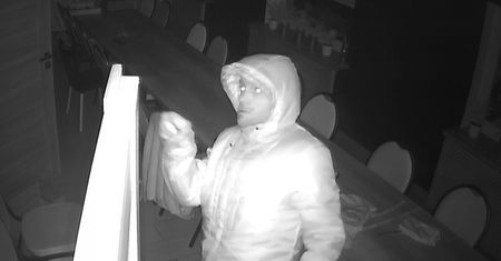 Mistrz kamuflażu poszukiwany. Złodziej nagle zdjął skarpetę