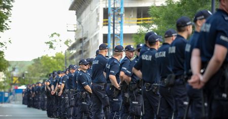 Na ulicach protesty, policja wyjaśnia zasady legitymowania