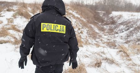 Staruszka leżała w śniegu. Uratowali ją policjanci
