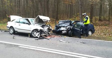 Czołowe zderzenie na DK19. Osiem osób w szpitalu
