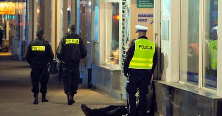 Bezdomny kopnął policjanta, prokuratura mu odpuściła. Frasyniuk "wierzgał nogami", usłyszał zarzuty