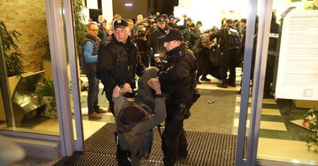 Policja zatrzymała 22 osoby, które okupowały siedzibę Lasów Państwowych