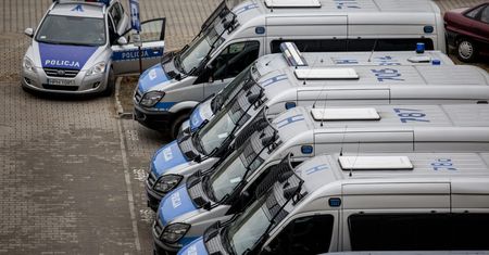 Policjanci kryminalni w Radomiu otrzymali nie lada zadanie. Pilnują banerów PiS