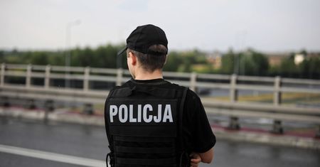 Powiat krapkowicki. Ukraiński bus dachował na autostradzie A4