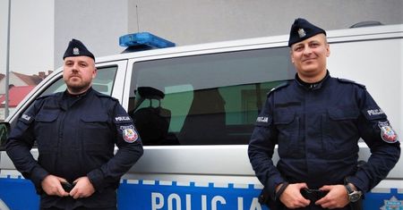 Torzym. Pijany leżał na torach. Policjanci uratowali go w ostatniej chwili
