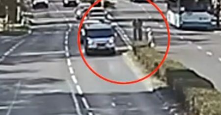Staruszka przekraczała jezdnię poza przejściem. Policjant jej pomógł, zamiast ukarać
