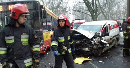 Wypadek autobusu w Łodzi. 6 osób jest rannych