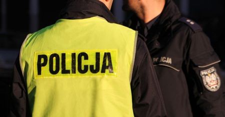 Policjant przyszył kontrowersyjny napis do munduru? Zdjęcie wywołało burzę w sieci