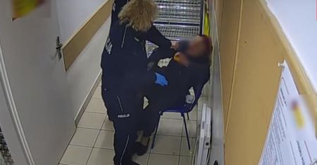 Policjanci pobili staruszkę w sklepie we Wrocławiu. Usłyszeli zarzuty