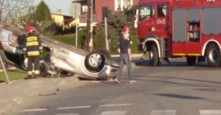 Policja publikuje ku przestrodze film z wypadku. Z samochodu wypadł pasażer