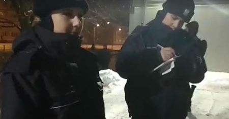 Pod siedzibą telewizji napisał na śniegu "TVP kłamie". Interweniowała policja