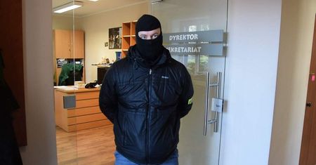 W kominiarkach i z bronią. Kolejny nalot policji w poznańskim ZOO