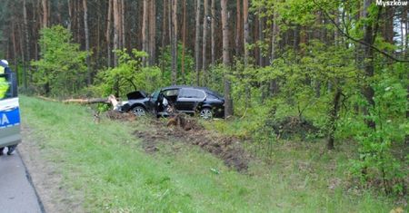 Mieli po 3 promile i rozbite auto. Nie chcieli powiedzieć, kto prowadził