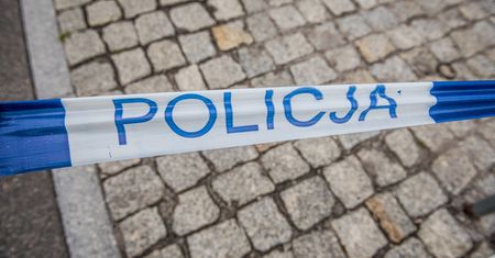 Potrącił dwie kobiety siedzące na chodniku i uciekł. Szuka go policja