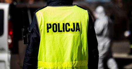 Myślenice. Policjant pomagający ojcu w sklepie obezwładnił nożownika