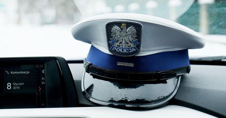 Kontrowersyjne zmiany w policji. "Kopał skrępowane osoby, został nagrany, a teraz otrzymuje awanse"