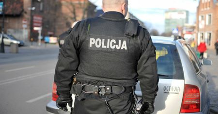 Czy policja może kazać ci odblokować telefon? Sprawdzamy, co mówią przepisy