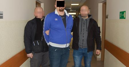 Pościg za poszukiwanym. Mężczyzna potrącił policjanta, oddano strzały