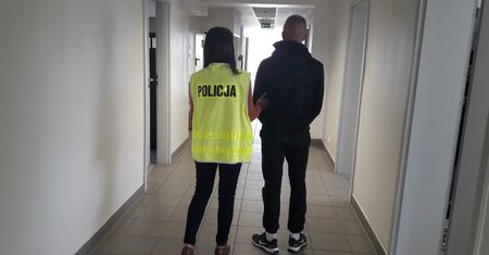 Piotrków Trybunalski. Policjanci przyszli po złodzieja. Znalazł sprytną kryjówkę