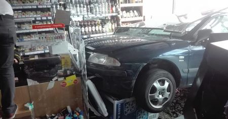 Radom. Wjechał w budynek stacji benzynowej
