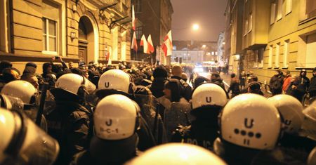 Narodowcy i antyfaszyści w centrum Poznania. "Winnicki, ty Kulsonie!" vs. "Wolność, wiara, nacjonalizm"