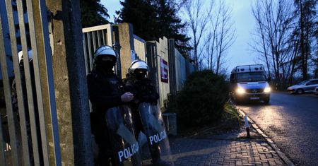 Konin. "Sytuacja kryzysowa". Policjanci z bronią i armatka wodna przed komendą