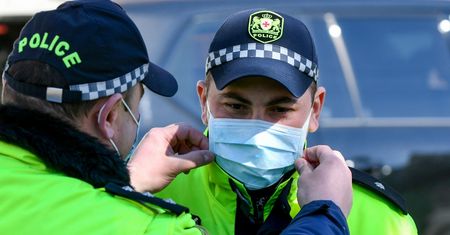 Koronawirus z Chin. Funkcjonariusze policji z wytycznymi bezpieczeństwa