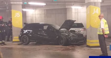 Kolizja w Elblągu. Kierowca wpadł z impetem na filar parkingu w centrum handlowym