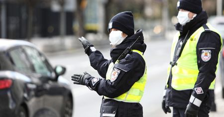 Koronawirus w Polsce. Policjanci wypisują mandaty. "Czas pouczania minął"