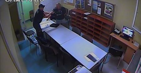 Kuriozalna sytuacja na komendzie w Kielcach. Wszystko zarejestrowała kamera